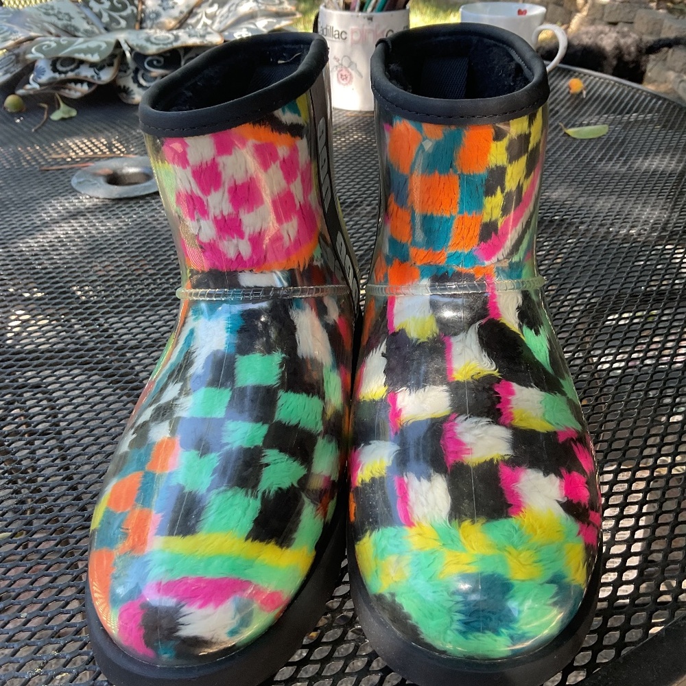 MINI CHECK CLEAR UGGS SIZE 9 EXCELLENT CONDITION *** $25